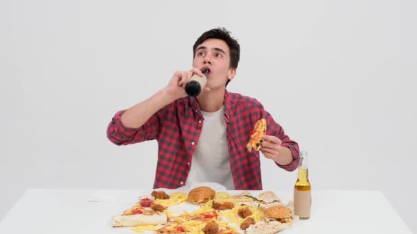 Głodny Biały Mężczyzna Zaspokaja Apetyt Ciesząc Się Nieodpartą Kombinacją Pizzy — Wideo stockowe