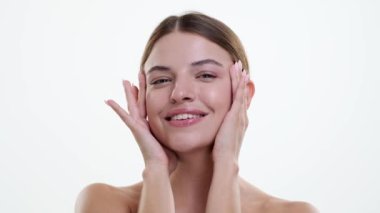 Kendi güzelliğini takdir eden, kendine güven ve zarafet duygusunu temiz beyaz bir zemine karşı kullanan bir kadın. Onun barışçıl ifadesi güven ve memnuniyet yayar..