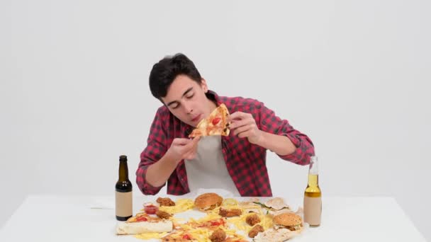 Uomo Caucasico Positivo Siede Tavolo Assaporando Ogni Boccone Pizza Suo — Video Stock