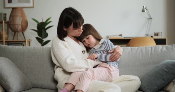 Hija Sienta Regazo Madre Teniendo Una Conversación Sincera Estrecha Conexión — Vídeos de Stock