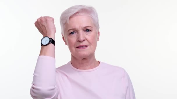 Stern Senior Vrouw Wijst Naar Polshorloge Uitdrukking Serieus Vastberaden Terwijl — Stockvideo