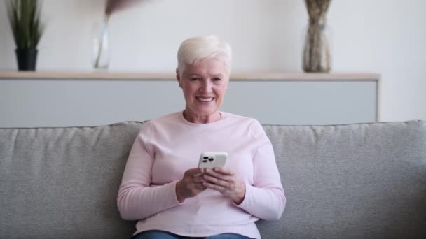 Starší Dospělá Běloška Sedí Elegantně Telefonem Ruce Očima Upřenýma Kameru — Stock video