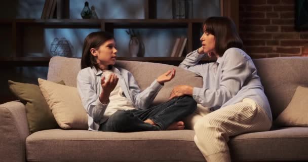 Hijo Madre Sientan Juntos Sofá Comprometidos Una Conversación Sincera Los — Vídeos de Stock