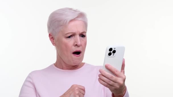 Stará Žena Přísný Výraz Když Čte Telefonu Znepokojivé Zprávy Její — Stock video