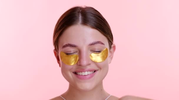 Mulher Branca Sorridente Usa Manchas Luxuosas Nos Olhos Ouro Sob — Vídeo de Stock