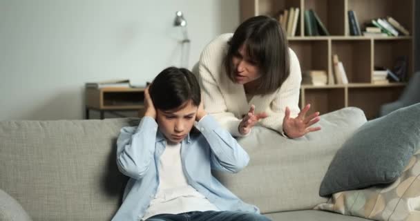 Furiosa Mãe Repreende Filho Que Senta Sofá Recebendo Repreensão Tensão — Vídeo de Stock