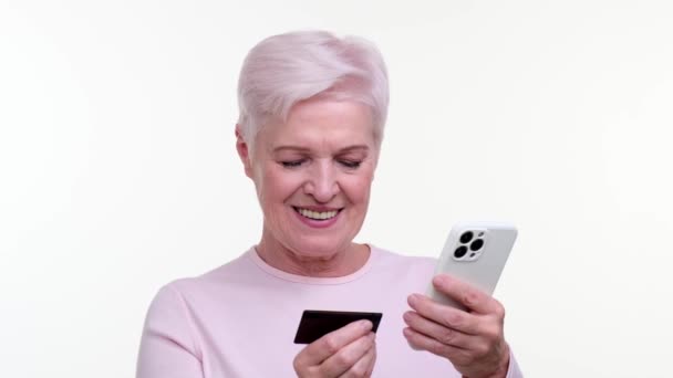 Starsza Kobieta Pewnością Dokona Zakupu Online Pomocą Telefonu Karty Kredytowej — Wideo stockowe