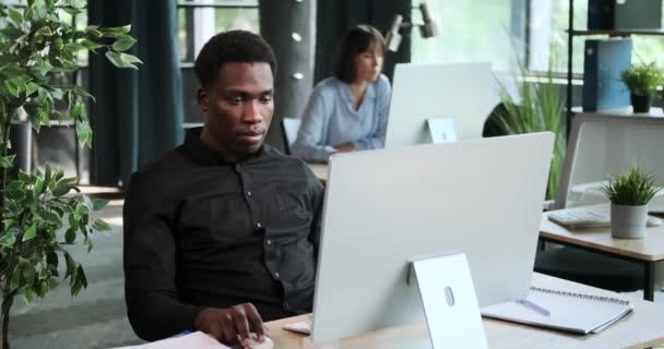 Black Man Ambiente Escritório Contemporâneo Estão Trabalhando Diligentemente Computador Espaço — Vídeo de Stock