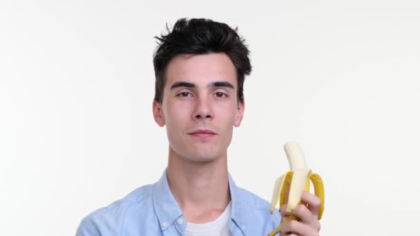Кавказький Чоловік Задовольняє Банан Його Вираз Відображає Чисте Задоволення Кожним — стокове відео