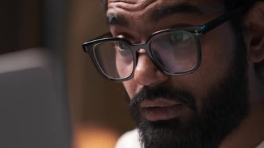 Adam, dizüstü bilgisayarla uğraşırken açıkça hayrete düşmüştü. Sahne, gerçek bir sürpriz ve entrika anı yakalıyor ve akşam odaklanmış çalışmalara dinamik bir unsur ekliyor..