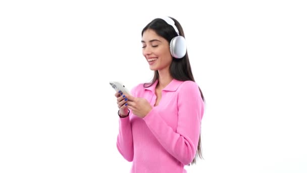 Χαρούμενη Καυκάσια Γυναίκα Στολισμένη Ακουστικά Χαρούμενα Μηνύματα Στο Τηλέφωνο Ένα — Αρχείο Βίντεο