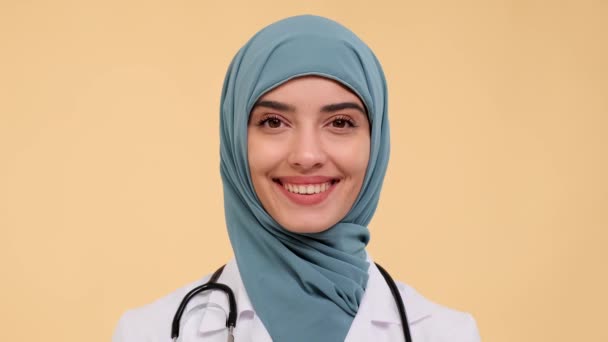 Πορτρέτο Της Μια Αραβική Γυναίκα Γιατρό Χαρακτηριστικά Επισημαίνονται Ένα Λεπτό — Αρχείο Βίντεο