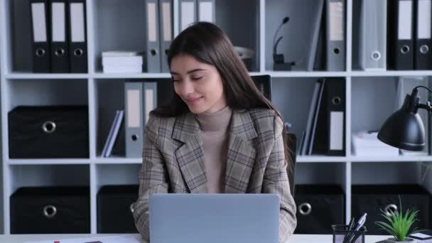 Улыбающаяся Женщина Усердно Работает Ноутбуком Офисе Образ Отражает Жизнерадостную Занятую — стоковое видео