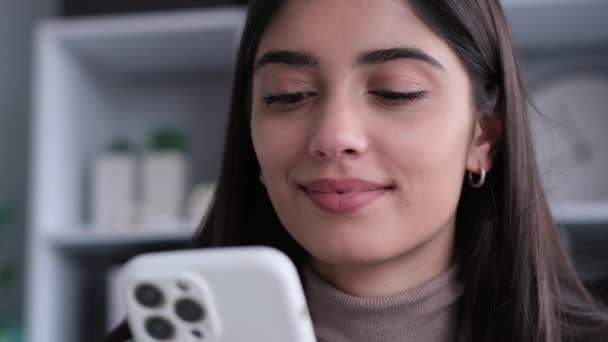 Радісна Кавказька Жінка Відзначає Успіх Тримаючи Телефон Цей Крупним Планом — стокове відео