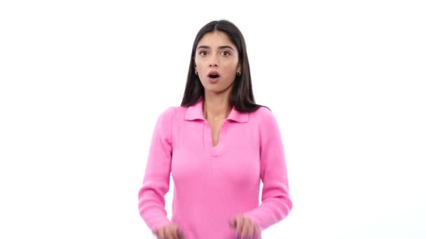 Młoda Kobieta Wykazuje Zdumiewającą Ekspresję Odzwierciedlającą Nagłe Poczucie Niepokoju Czystym — Wideo stockowe