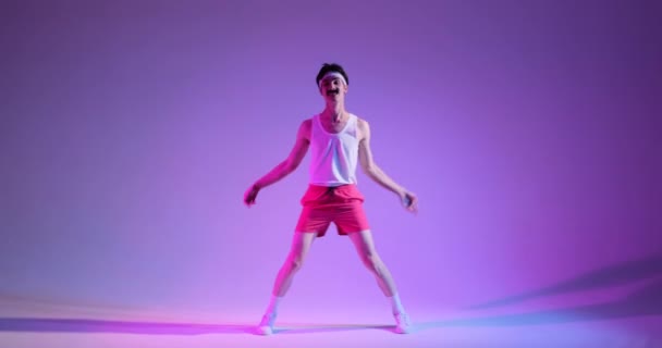 Stylové Léta Muž Tančí Interpunkuje Pohyby Veselým Tleskáním Fialovém Pozadí — Stock video
