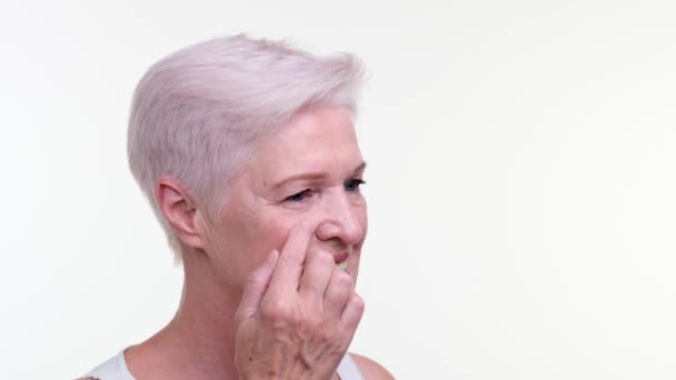 Ruhige Ältere Frau Massiert Sanft Gesichtscreme Auf Die Haut Ihre — Stockvideo