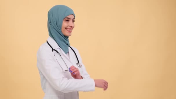 Femme Arabe Rayonne Joie Sur Fond Beige Serein Créant Portrait — Video