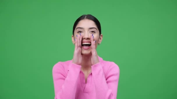 Зачарована Кавказька Жінка Висловлює Радість Енергійно Кричачи Розі Створюючи Жваву — стокове відео