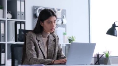Hayal kırıklığı ya da inançsızlık anında, Beyaz bir iş kadını ofiste dizüstü bilgisayarla çalışırken facepalms yapar. Bu resim, ortaya çıkabilecek nüanslı tepkileri ve ifadeleri yakalar..