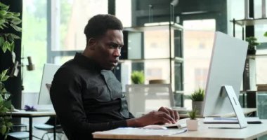 Memnuniyetsiz bir siyahi ofis çalışanı ofiste masa başında oturuyor ve işten memnuniyetsizliğini dile getiriyor. Bu sahne profesyonel rolde karşılaşabileceği zorlukları ve hayal kırıklıklarını yansıtıyor..