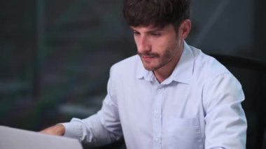 İşten kısa bir süre uzak kalan bir işadamı, davranışları rahat ama odaklanmış bir şekilde telefona sarılıyor. Tatilin ortasında, özenli tartışma görevleri yönetme becerisini vurguluyor.