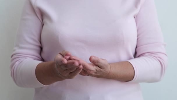 Anciana Mujer Caucásica Aplica Crema Manos Con Una Sensación Ternura — Vídeo de stock