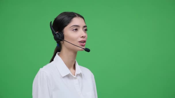 Pozitivní Žena Zákaznická Podpora Pracovnice Komunikuje Přes Sluchátka Pulzujícím Zeleném — Stock video