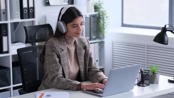 Mujer Que Usa Auriculares Centra Trabajo Con Una Computadora Portátil — Vídeo de stock