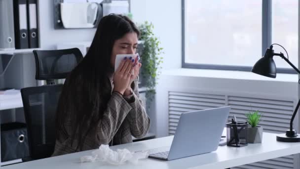 Soğuk Algınlığı Olan Bir Kadını Dizüstü Bilgisayarla Çalışırken Mendil Kullanır — Stok video