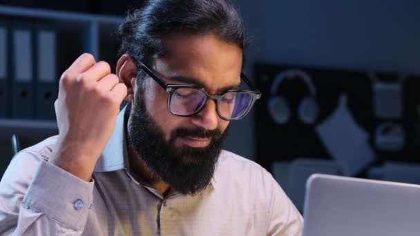 Ινδός Επιχειρηματίας Βιώνει Μια Στιγμή Έμπνευσης Εντυπωσιασμένος Μια Νέα Ιδέα — Αρχείο Βίντεο
