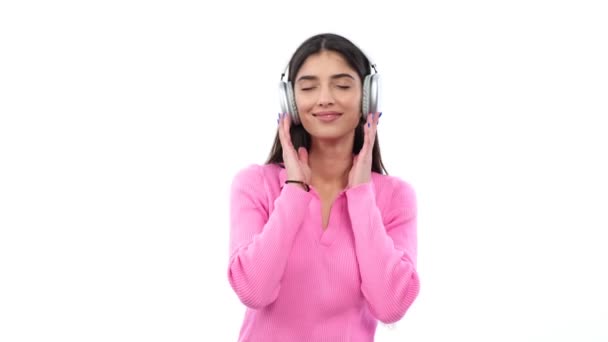 Νεαρή Καυκάσια Γυναίκα Απολαμβάνει Μελωδίες Ακουστικά Καθαρό Λευκό Φόντο Αυτή — Αρχείο Βίντεο