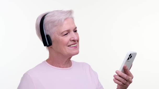 Serene Senior Žena Rád Oblíbené Melodie Zabrané Telefonu Nošení Sluchátek — Stock video