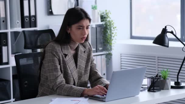 Szomorú Kaukázusi Szorgalmasan Dolgozik Laptoppal Irodában Kép Tükrözi Rugalmasságát Elszántságát — Stock videók