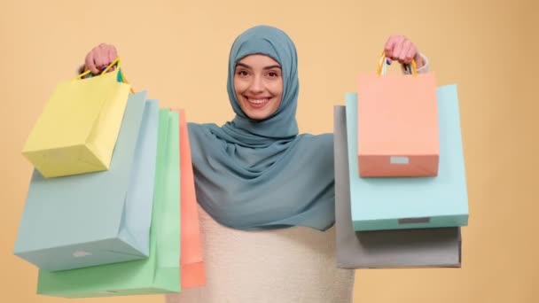 Mulher Árabe Alegre Expressa Puro Deleite Com Sacos Compras Capturando — Vídeo de Stock