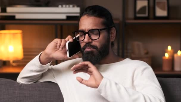Pria India Positif Terlibat Dalam Percakapan Telepon Ceria Sofa Ruang — Stok Video