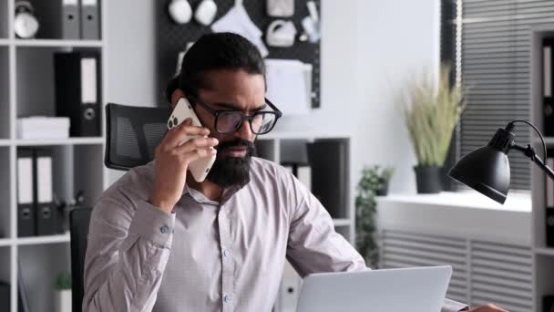 Сосредоточенный Индийский Бизнесмен Одетый Деловой Костюм Ведет Телефонный Разговор Офисе — стоковое видео