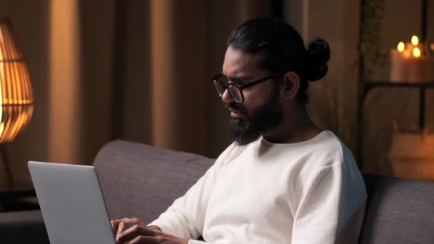 Der Inder Mit Dem Laptop Zeigt Unzufriedenheit Mit Der Arbeit — Stockvideo