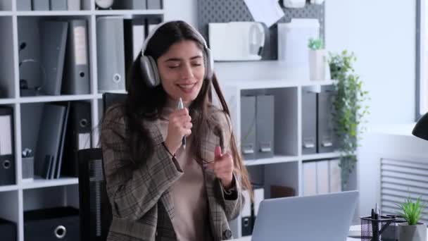Strålende Positivitet Kvinde Lytter Til Musik Hovedtelefoner Synger Glædeligt Arbejdet – Stock-video
