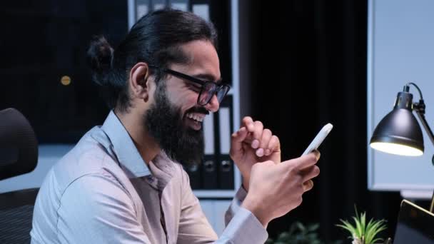 Ευτυχισμένος Ινδός Επιχειρηματίας Συλλαμβάνεται Χρησιμοποιώντας Ένα Τηλέφωνο Ντυμένες Επαγγελματικά Χαρούμενες — Αρχείο Βίντεο