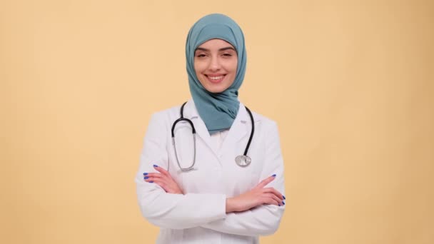 Χαρούμενη Άραβα Γιατρός Κοσμεί Πλαίσιο Ένα Ζεστό Χαμόγελο Αποπνέοντας Επαγγελματισμό — Αρχείο Βίντεο