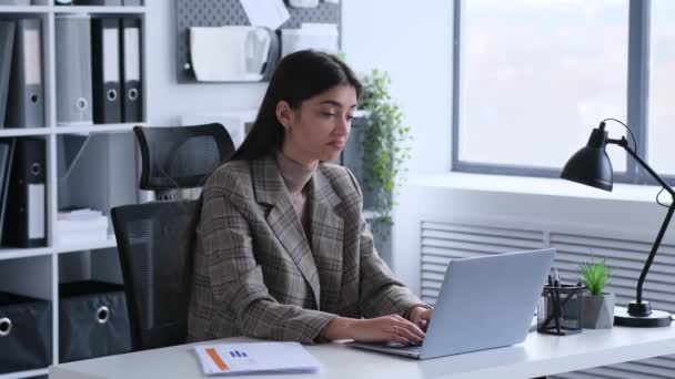 Mulher Caucasiana Encolhe Ombros Enquanto Trabalha Com Laptop Escritório Esta — Vídeo de Stock