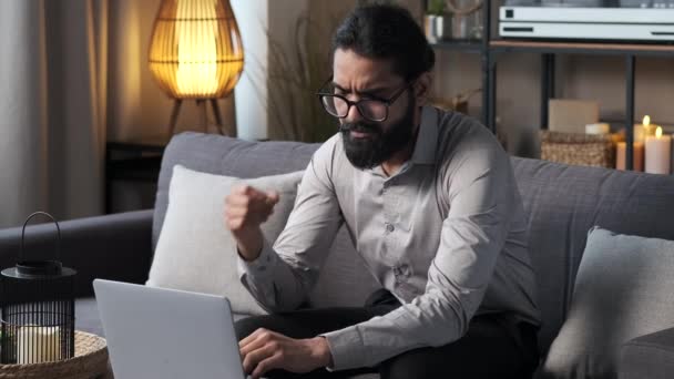 Споглядальний Чоловік Працюючи Ноутбуці Вдома Раптом Задумався Над Блискучою Ідеєю — стокове відео
