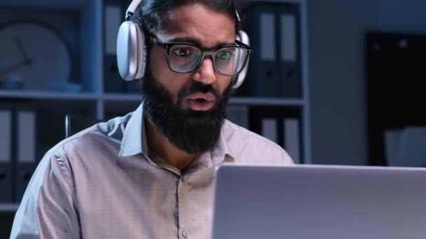 Θυμωμένος Ινδός Επιχειρηματίας Συμμετέχει Βιντεοδιάσκεψη Στο Νυχτερινό Γραφείο Ντυμένες Επαγγελματικά — Αρχείο Βίντεο