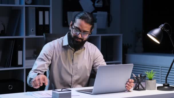 Позитивний Індійський Бізнесмен Старанно Працює Офісі Одягнений Формальний Одяг Він — стокове відео