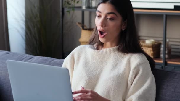 Mulher Branca Radiante Abraça Felicidade Usar Laptop Sala Estar Atmosfera — Vídeo de Stock