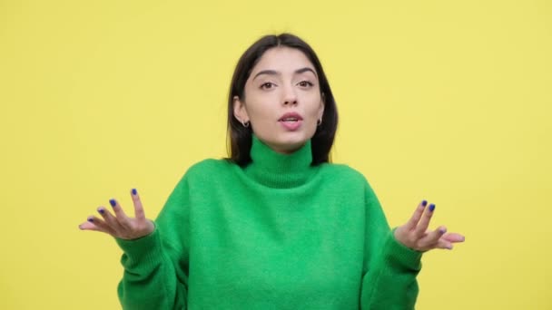 Pozytywny Bloger Kaukaski Entuzjastycznie Zachęca Widzów Gestami Subskrybować Lubić Żółte — Wideo stockowe