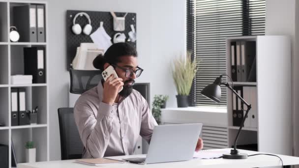 Індійський Бізнесмен Оснащений Діловим Одягом Бере Участь Телефонній Розмові Офісі — стокове відео