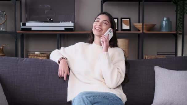 Una Donna Caucasica Ridente Impegna Una Piacevole Conversazione Telefonica Mentre — Video Stock