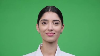 Yakından bakınca, beyaz bir kadının ışıl ışıl gülüşünü resmediyor, kendine güveni ve pozitifliği yayıyor. Yeşil arka plandaki bir kadının profesyonellik ve yaklaşımının göstergesi.